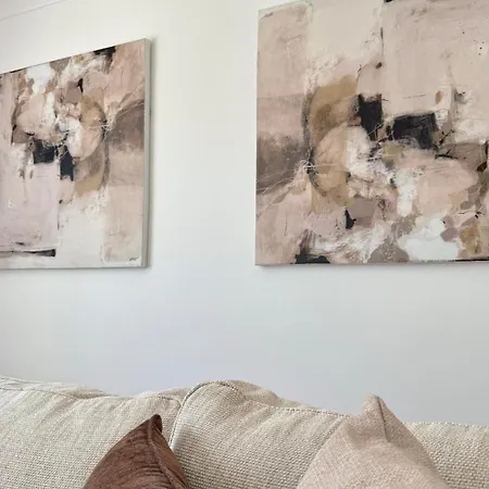 The Sandstone - 5 Min From Southmead Hospital شقة